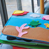 TinyTales™ - Montessoribok i Filt for Barn